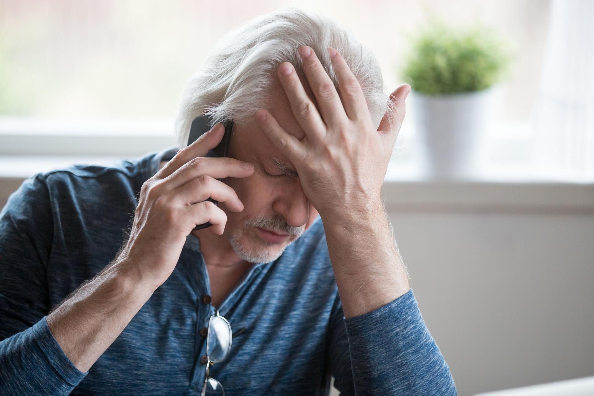 Frustriert reifer Mann Gefühl verärgert verzweifelt am Telefon sprechen